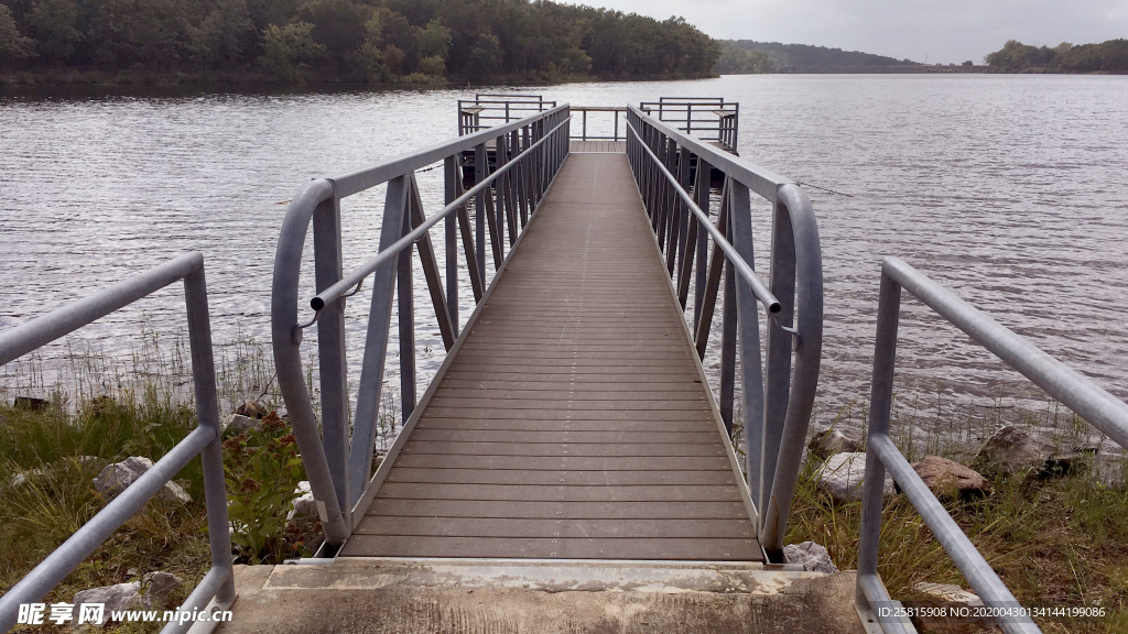 水边木质栈桥风景图片
