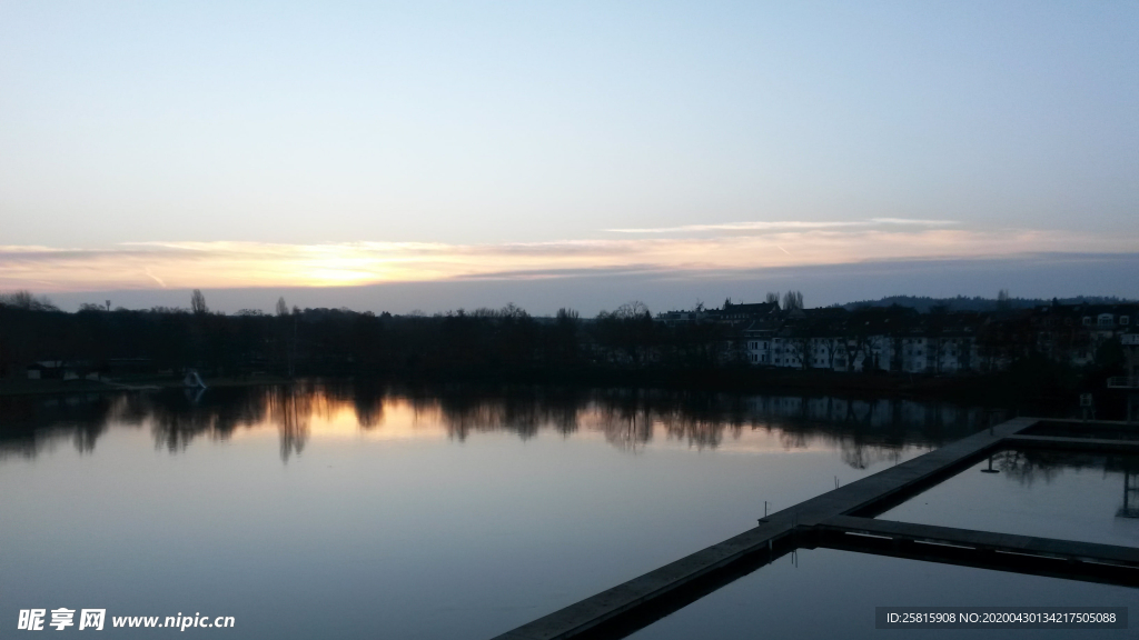 水边木质栈桥风景图片