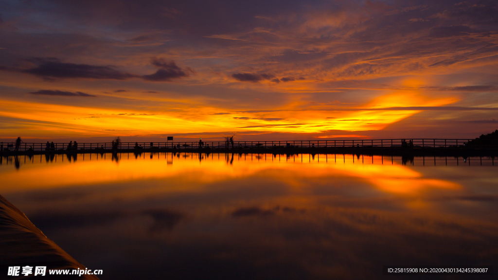 水边木质栈桥风景图片