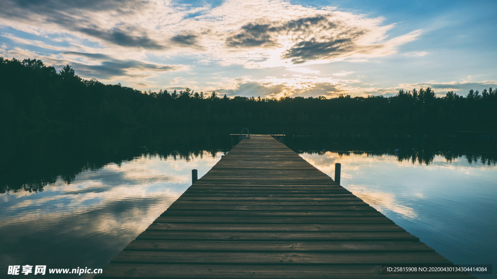 水边木质栈桥风景图片