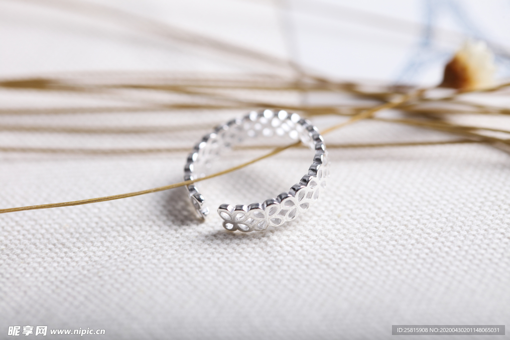 银戒指唯美图片