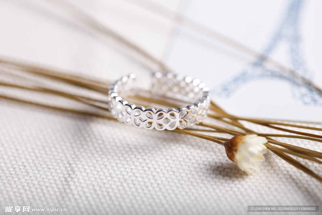 银戒指唯美图片