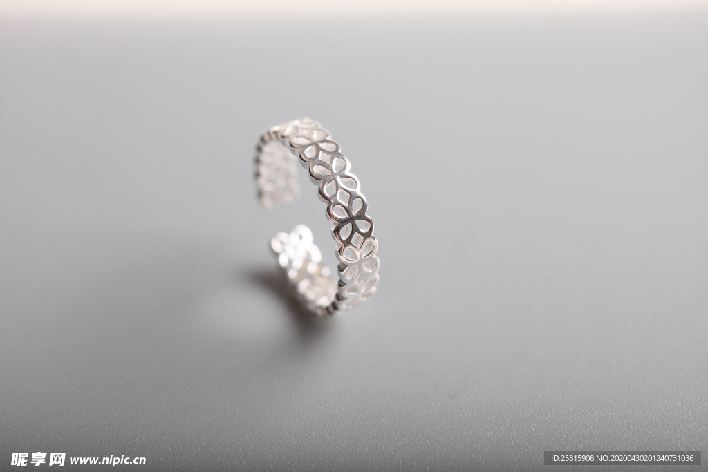 银戒指唯美图片