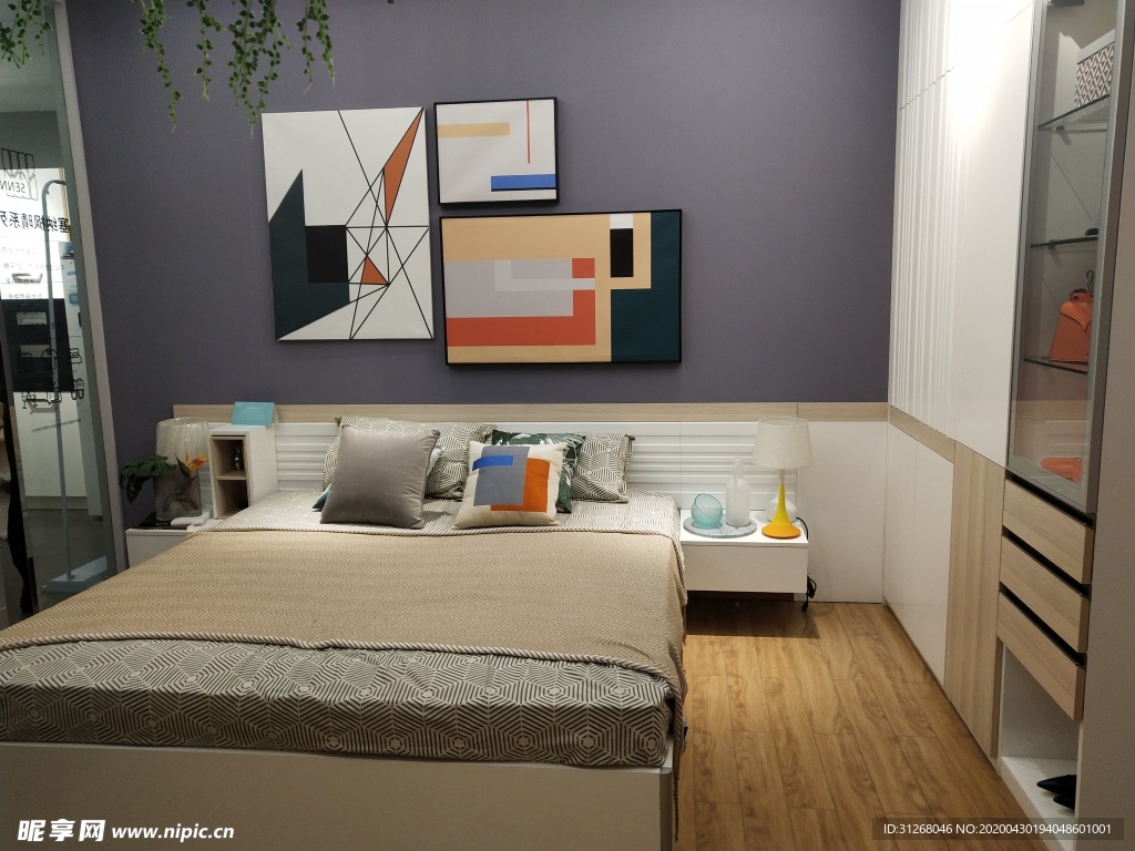 卧室 床 装饰画 衣柜  原木