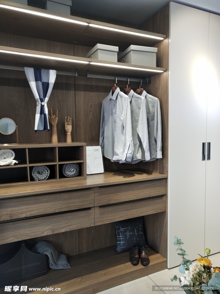 衣帽间 衣柜  黑白灰 书柜