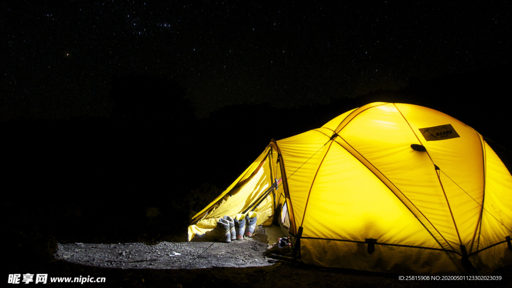 帐篷户外住宿露营图片