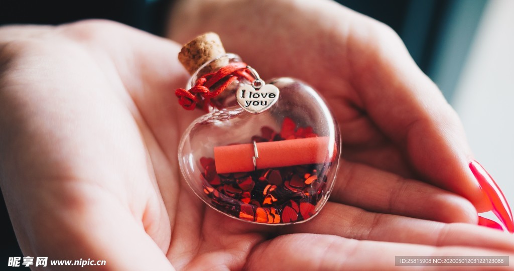 手中物品手捧东西图片