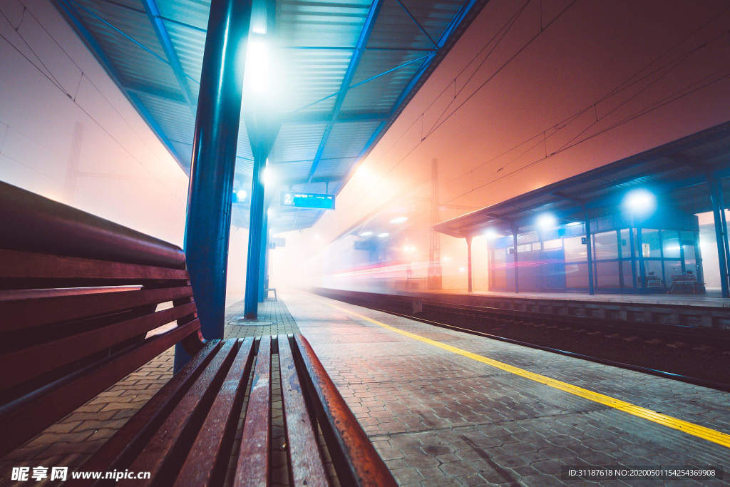 高铁站夜景