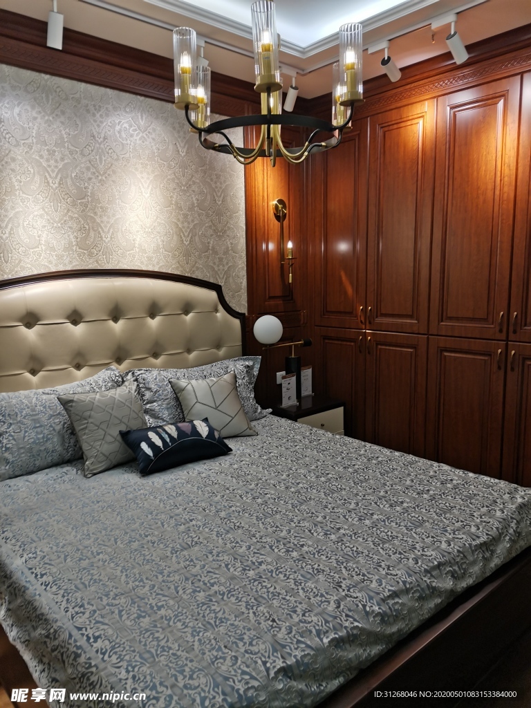 床 衣柜 吊灯 壁纸墙 射灯