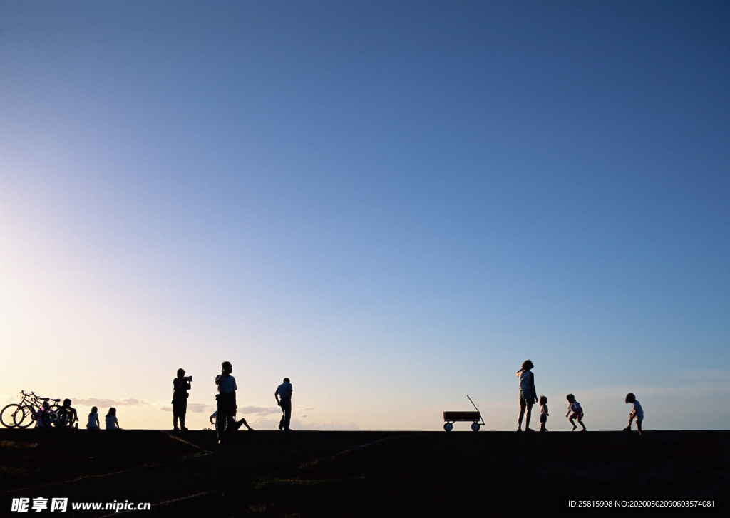 人物剪影轮廓摄影图片