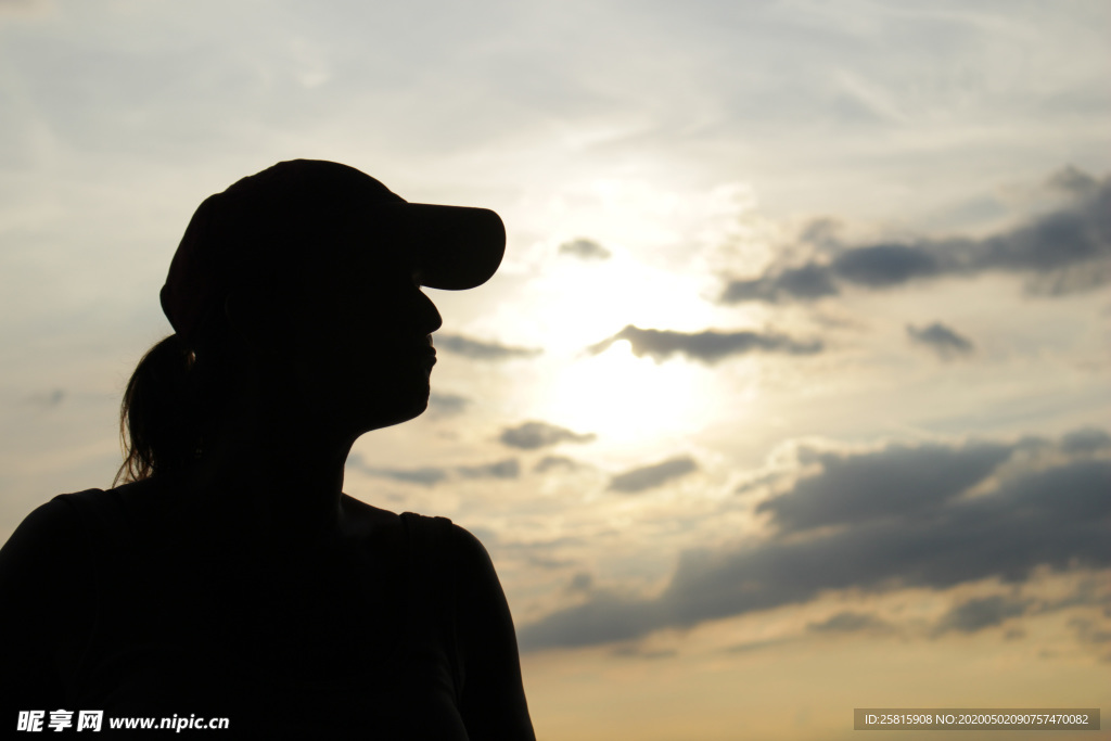 人物剪影轮廓摄影图片