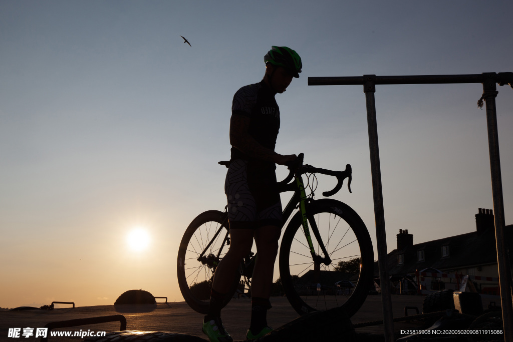 人物剪影轮廓摄影图片