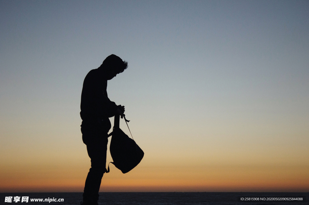 人物剪影轮廓摄影图片