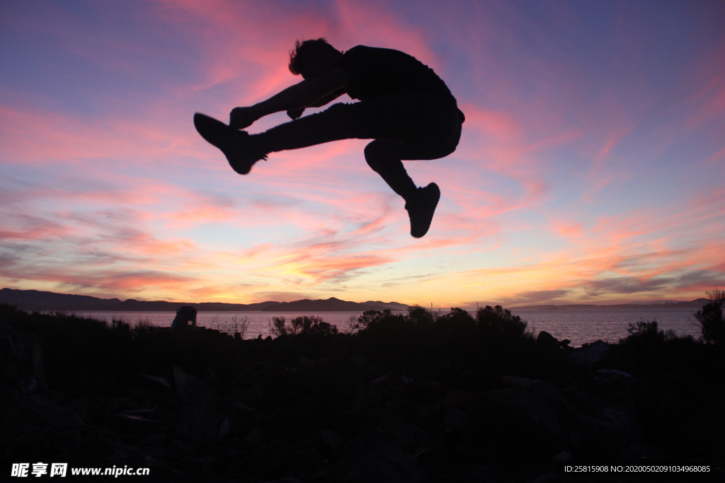 人物剪影轮廓摄影图片