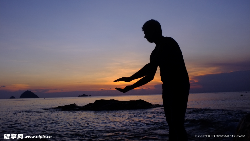 人物剪影轮廓摄影图片