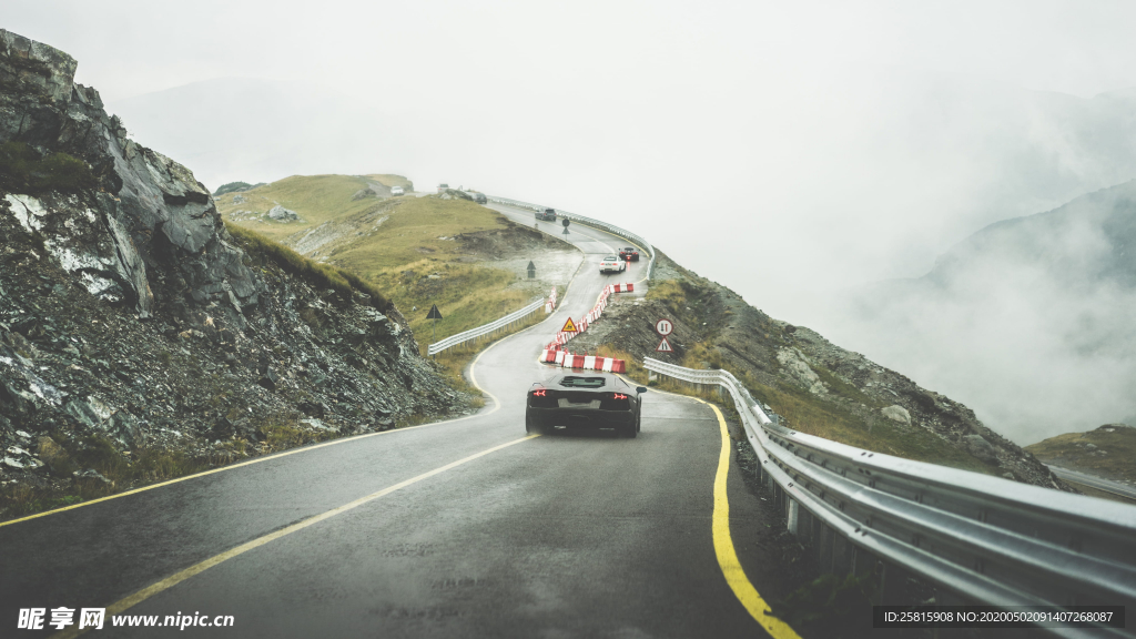 绿色环绕的公路大道图片