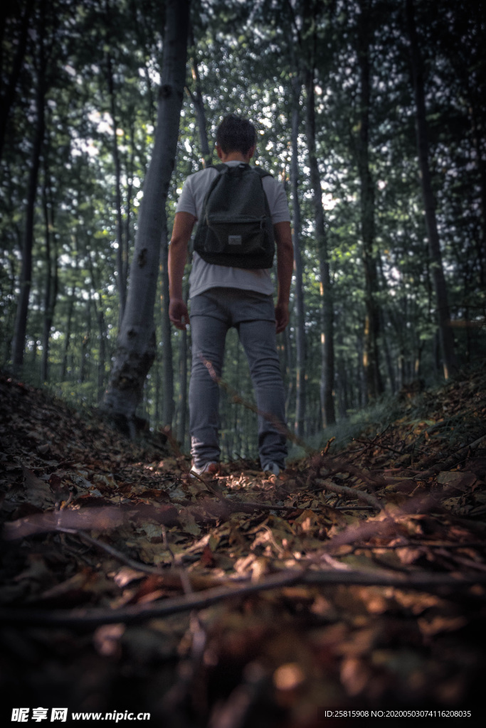 青年背影轮廓图片