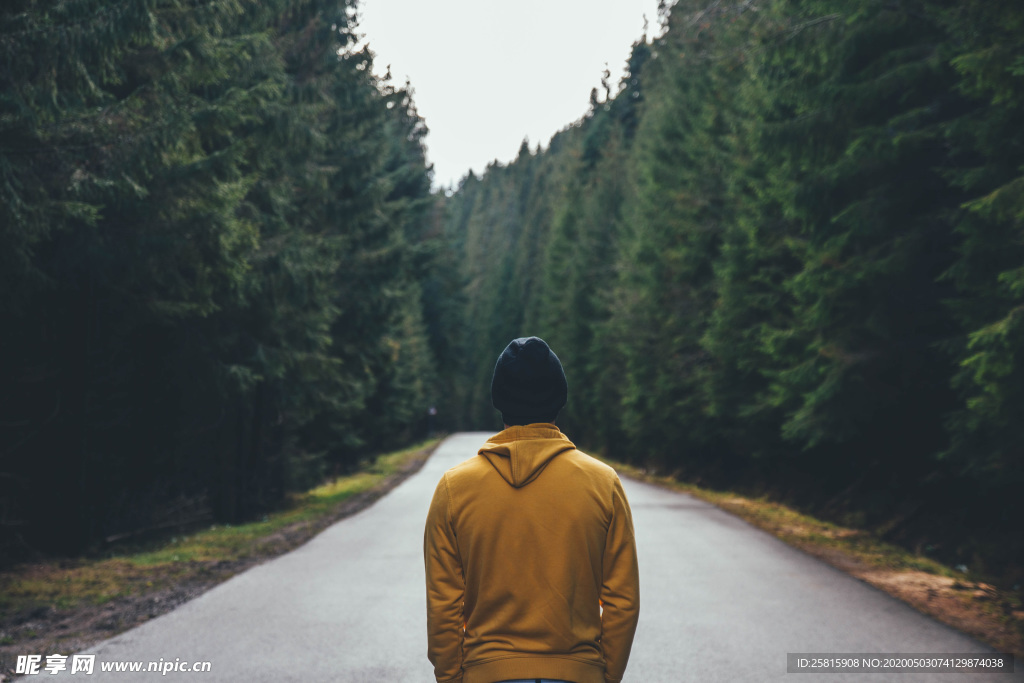 青年背影轮廓图片