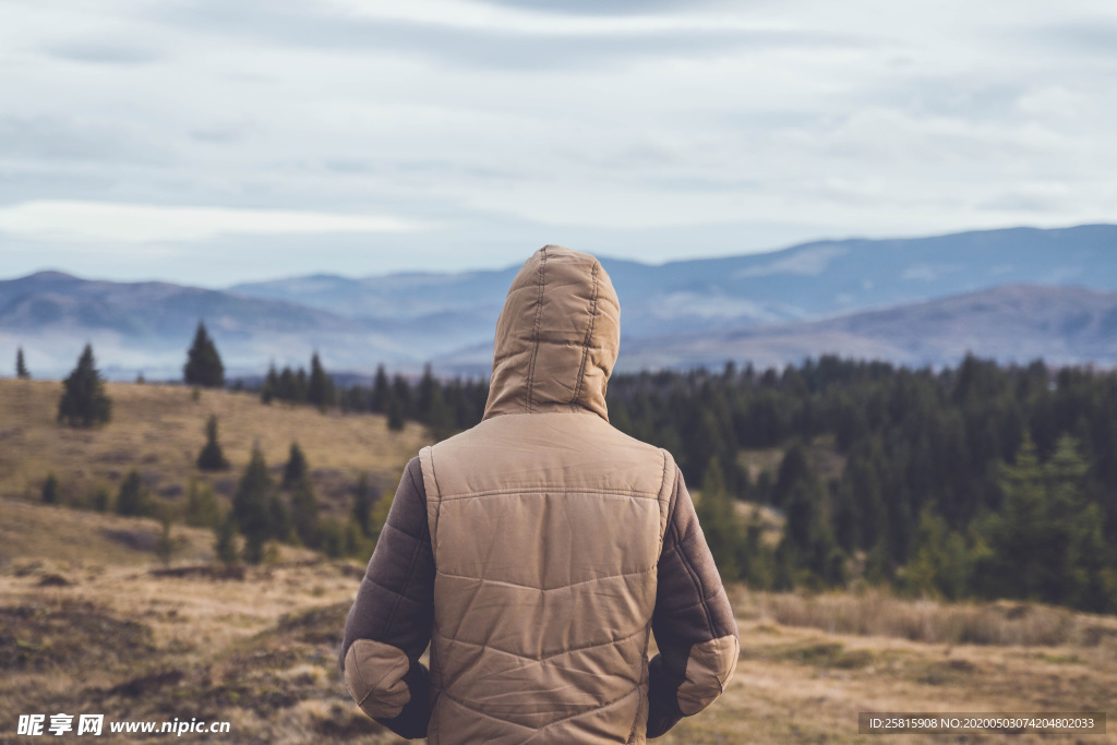 青年背影轮廓图片