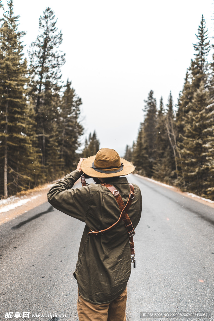 青年背影轮廓图片
