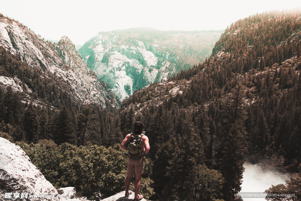 青年背影轮廓图片