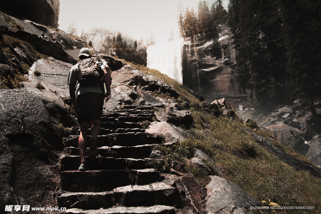 青年背影轮廓图片