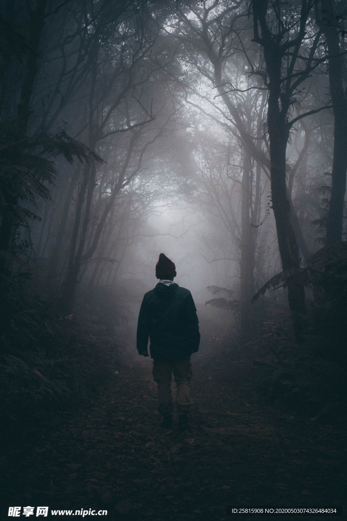 青年背影轮廓图片