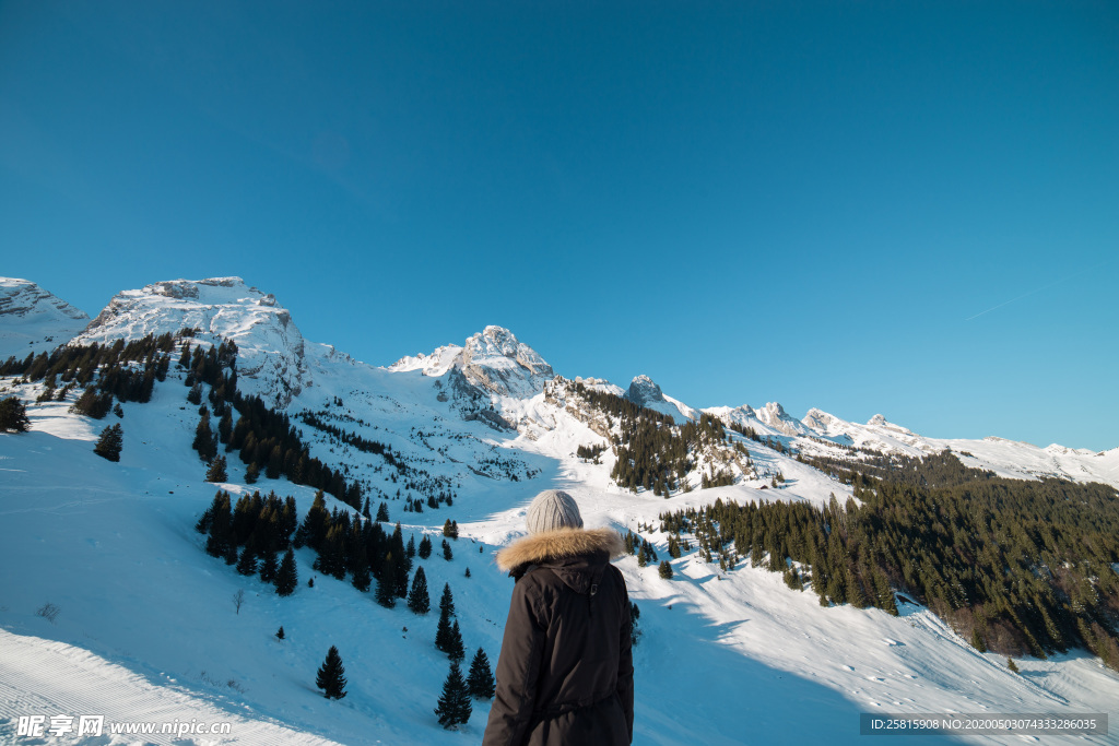 青年背影轮廓图片