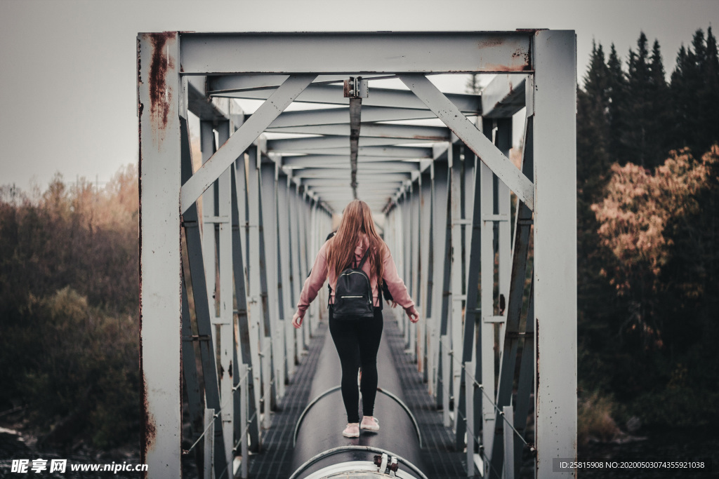 女生背影轮廓图片