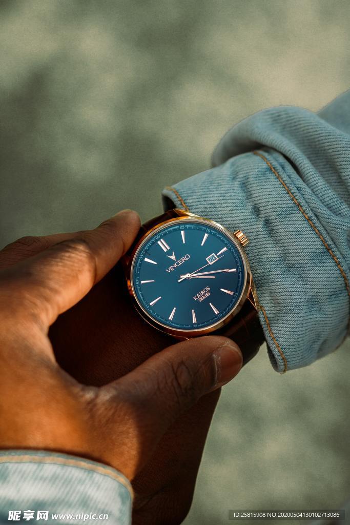 戴在手上的手表图片
