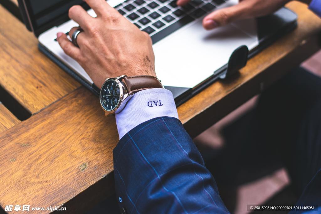 戴在手上的手表图片