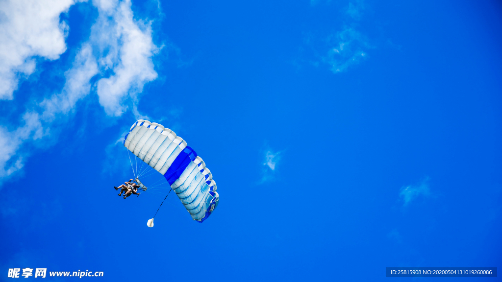 滑翔伞跳伞飞行图片