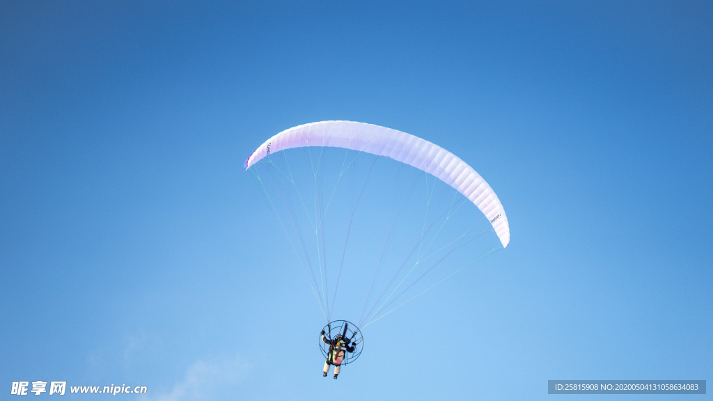 滑翔伞跳伞飞行图片