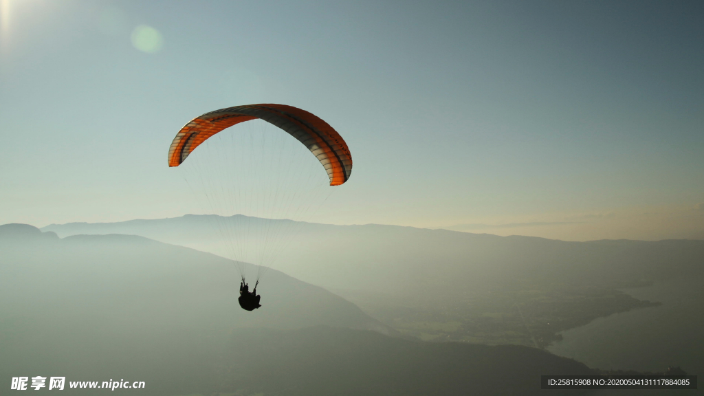 滑翔伞跳伞飞行图片