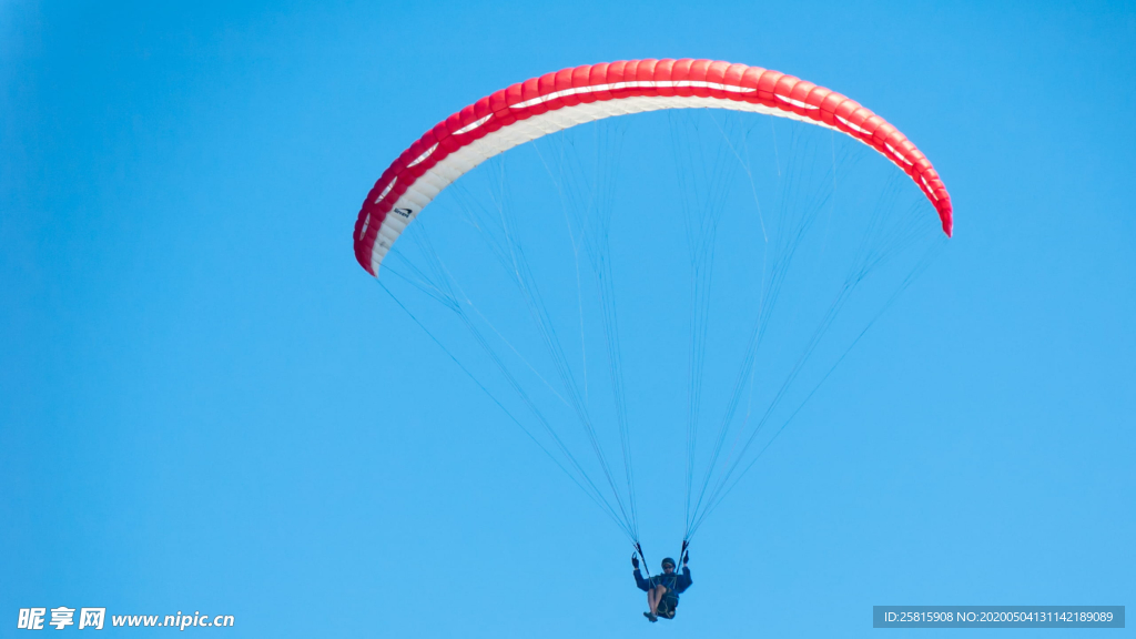 滑翔伞跳伞飞行图片