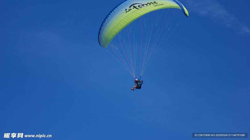 滑翔伞跳伞飞行图片