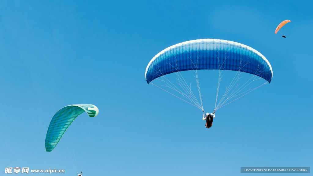 滑翔伞跳伞飞行图片