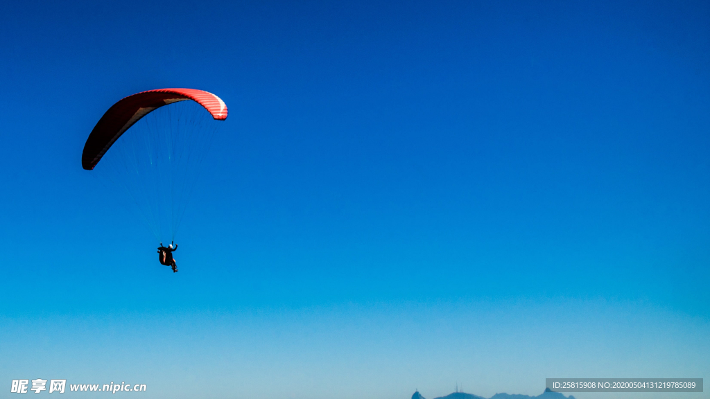 滑翔伞跳伞飞行图片