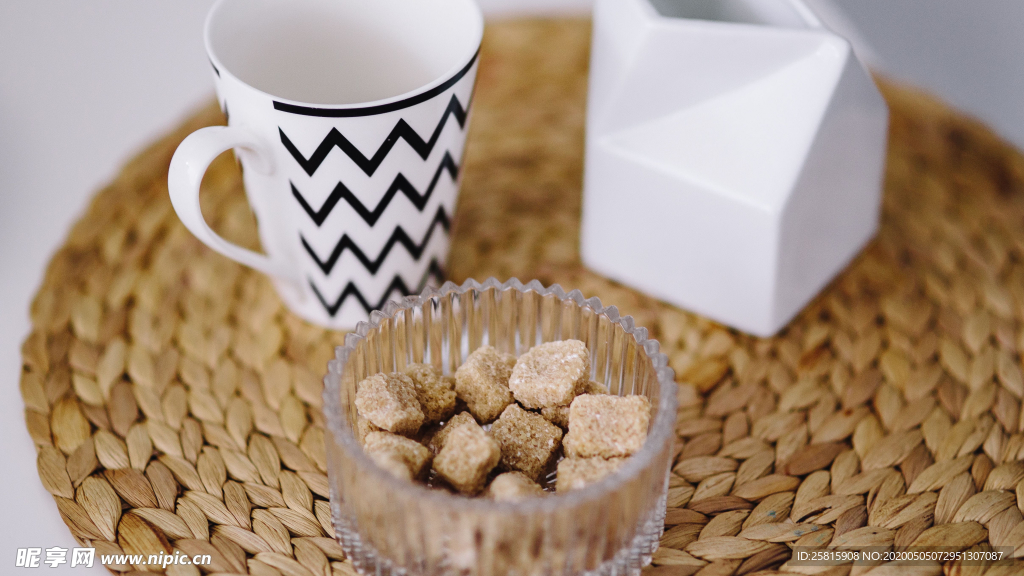 香甜的咖啡伴侣方糖图片