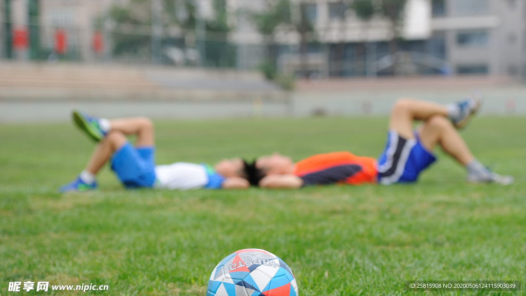 草坪足球特写图片