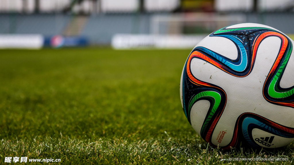 草坪足球特写图片