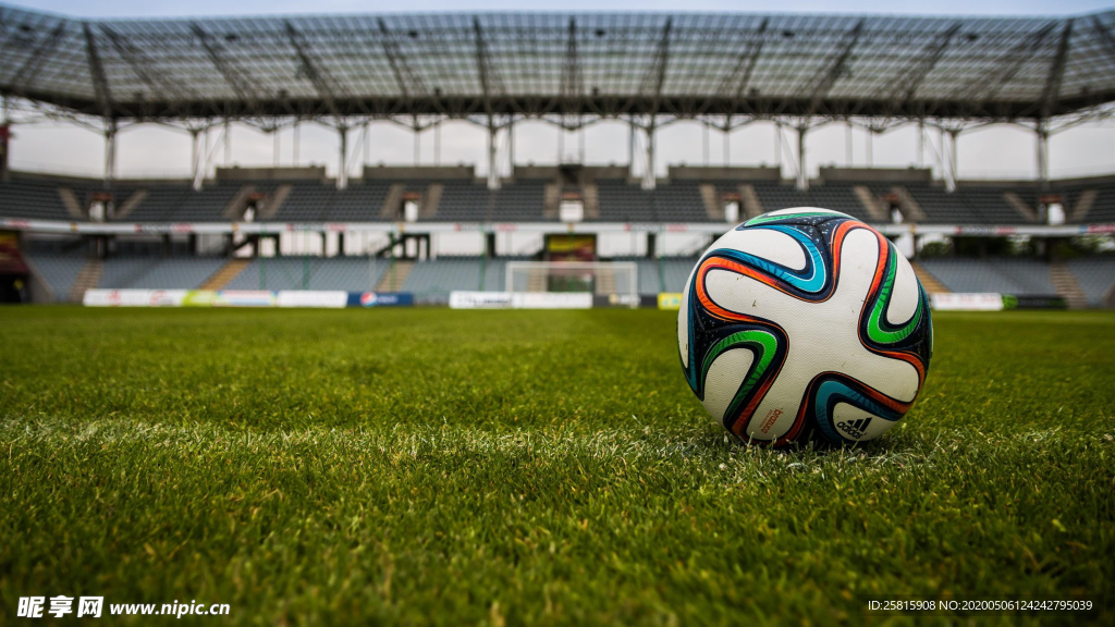 草坪足球特写图片