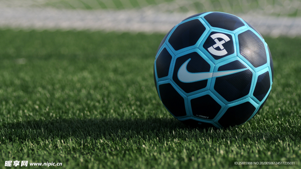草坪足球特写图片