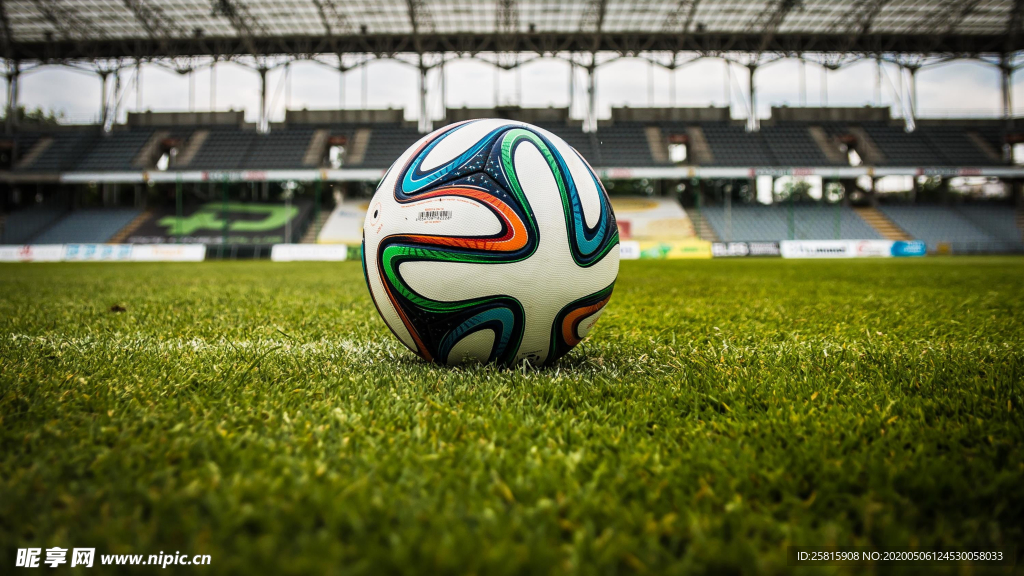 草坪足球特写图片