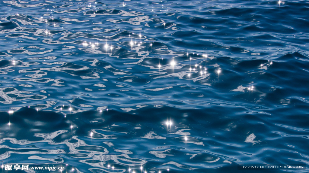 波光粼粼的水面图片