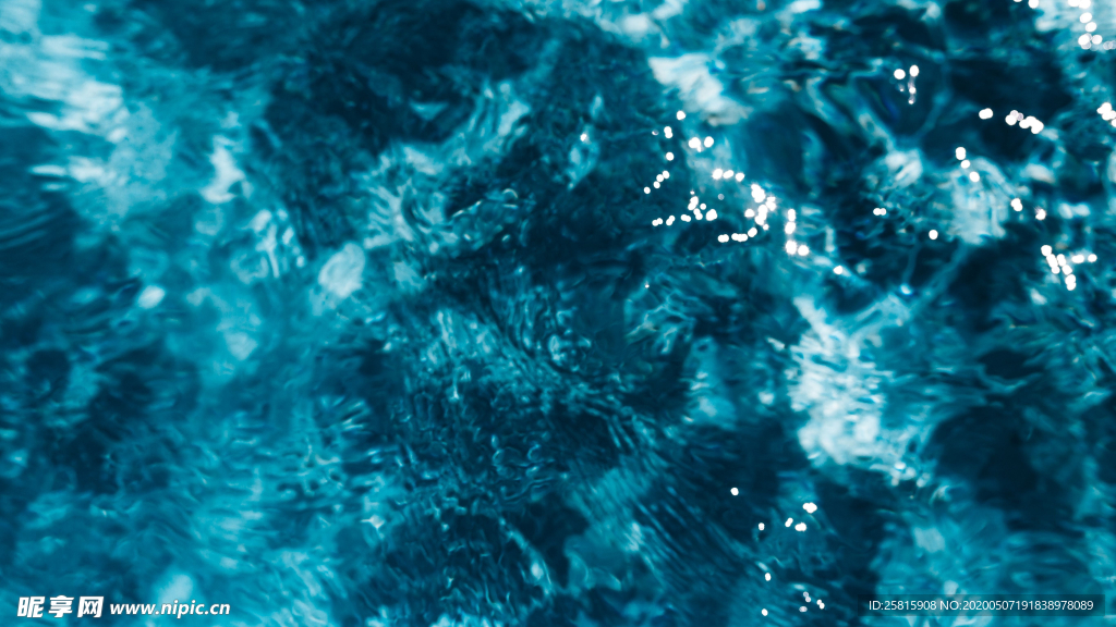 波光粼粼的水面图片