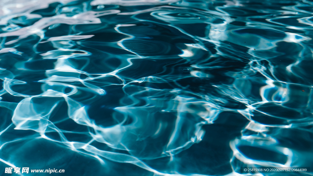 波光粼粼的水面图片