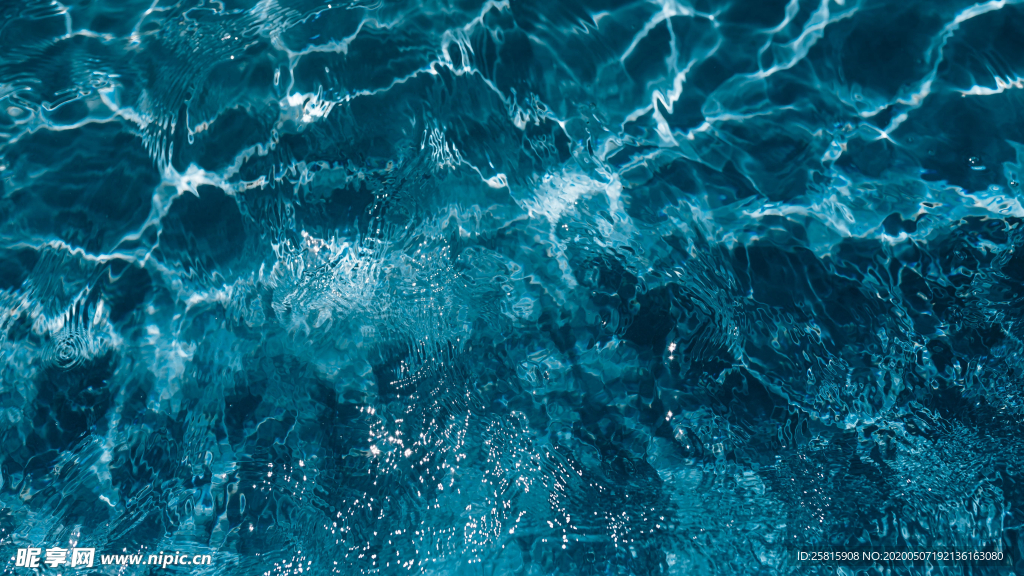 波光粼粼的水面图片