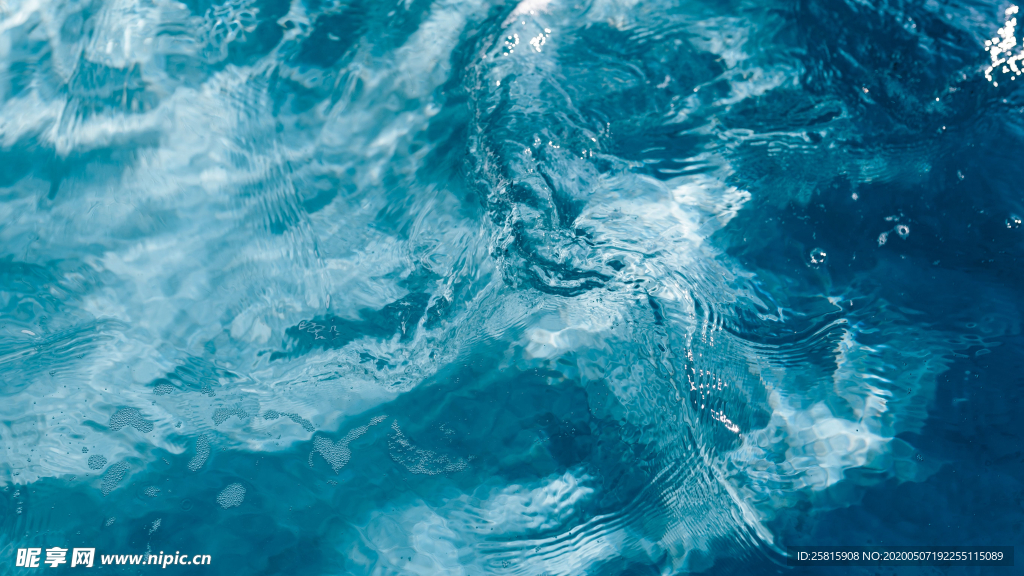 波光粼粼的水面图片