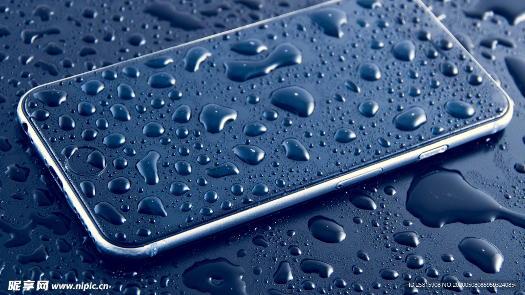 玻璃上的水滴图片